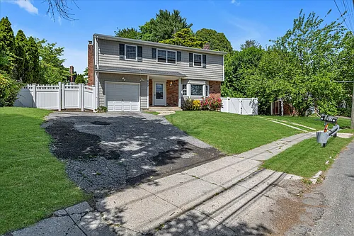 217 Bellerose Ave Photo 1