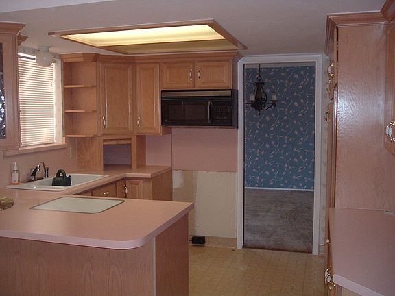 Kitchen/oak cabinets