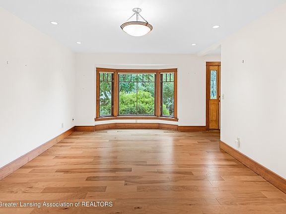 5th image of 1000 Fox Hills Dr