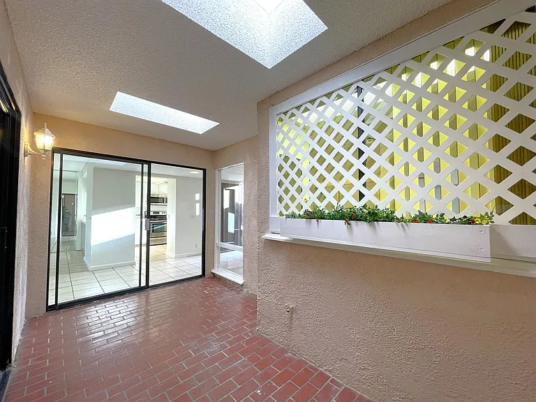 35 Malaga Dr — Photo 25
