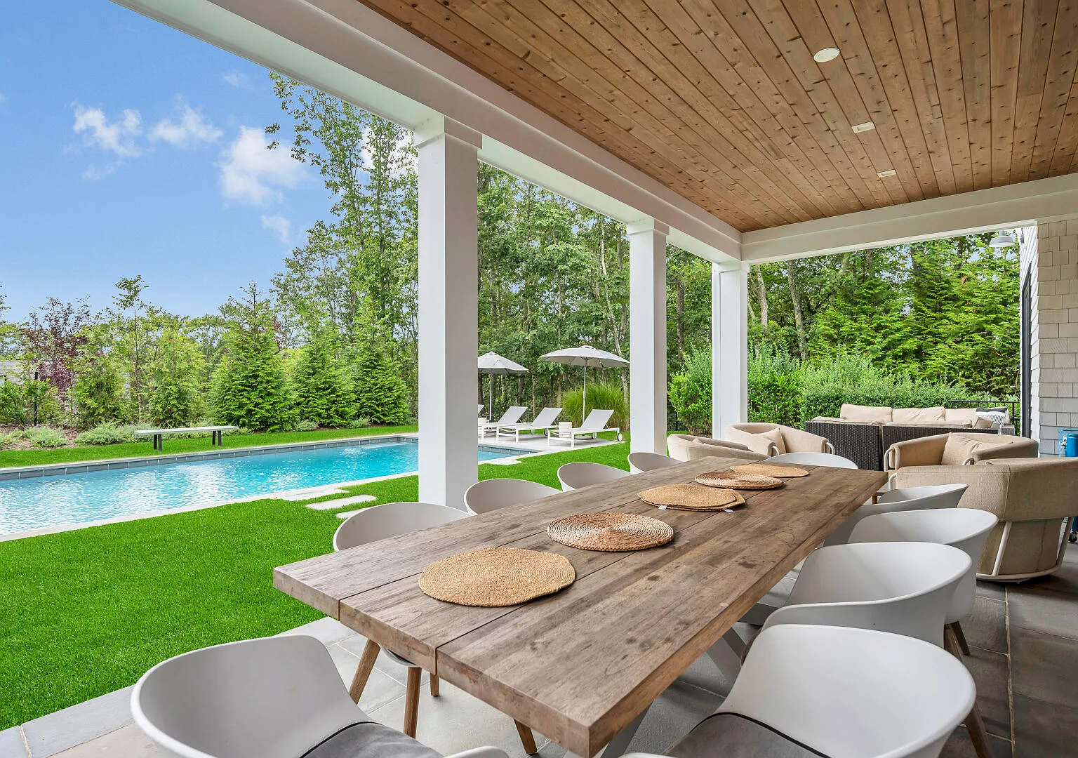 Newly constructed modern home, bluestone patio, Gunite pool — Photo 2