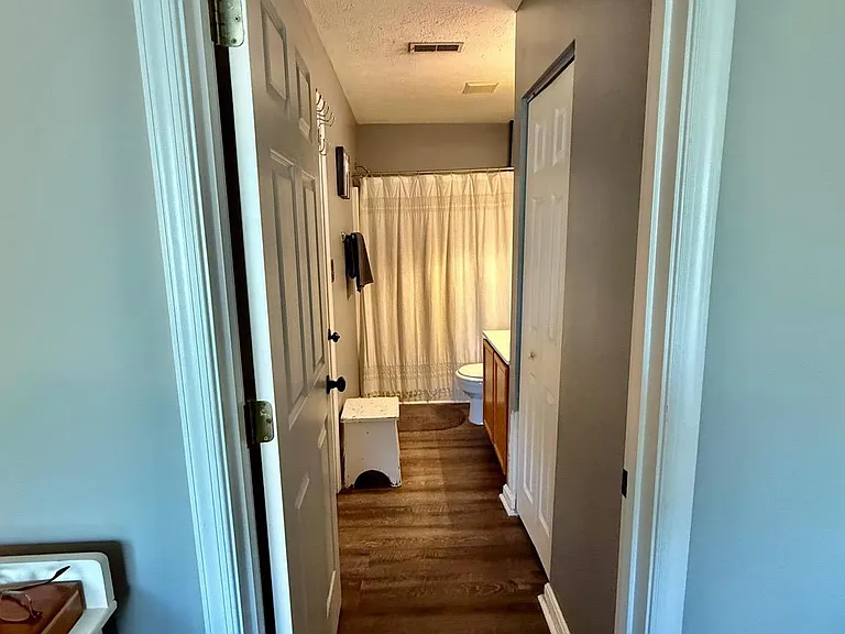 Surrey Club Ln — Photo 22