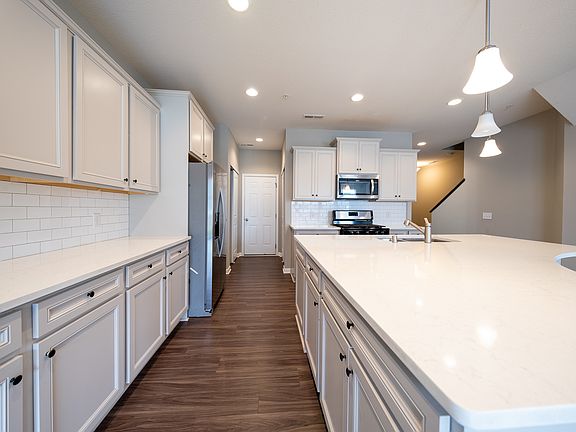 3rd image of 724 Wildflower Ln