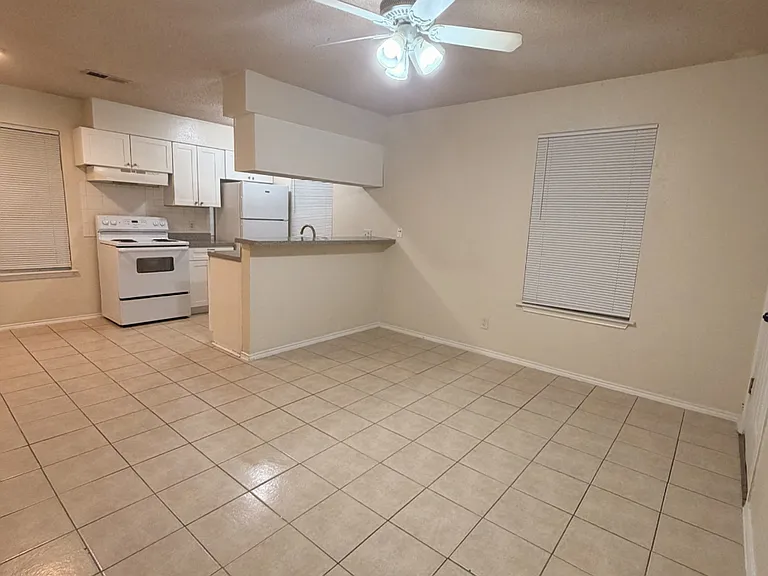 810 W Olmos Dr — Photo 4