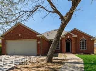 524 Deerwood Dr, Burleson, TX 76028
