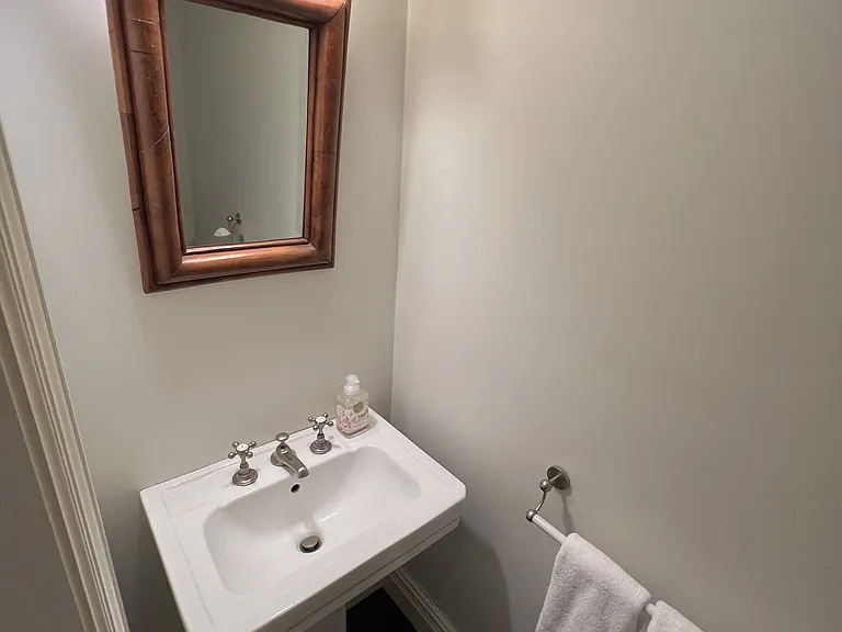 33 Christopher St — Photo 34