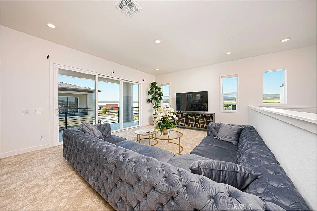 4 bed, 2995 sqft, $7,800 — Photo 3