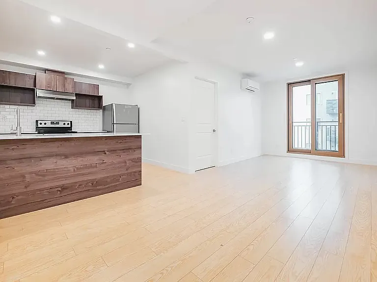 379 Harman St #4E — Photo 1