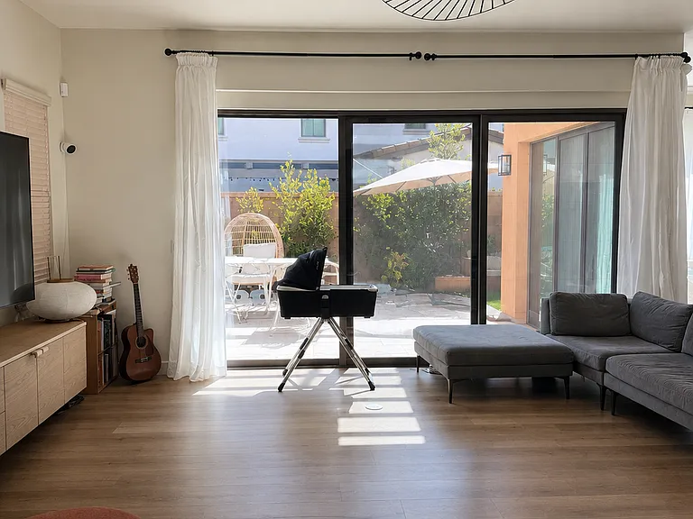 110 Plum Lily — Photo 2
