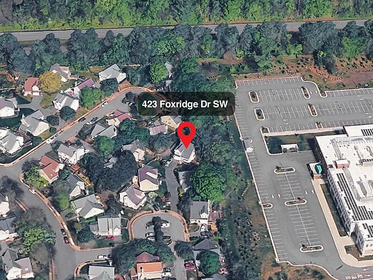 423 Foxridge Dr SW — Photo 4