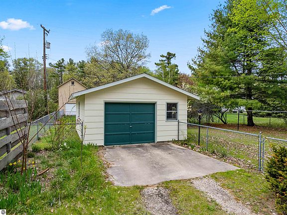 3rd image of 806 Livingston Dr