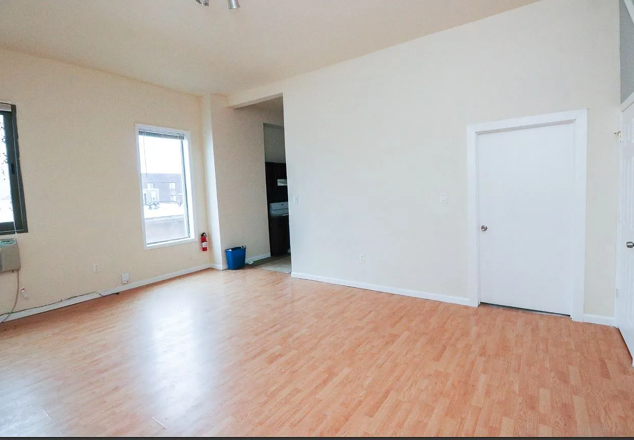 3 bed, 1200 sqft, $1,800 — Photo 2