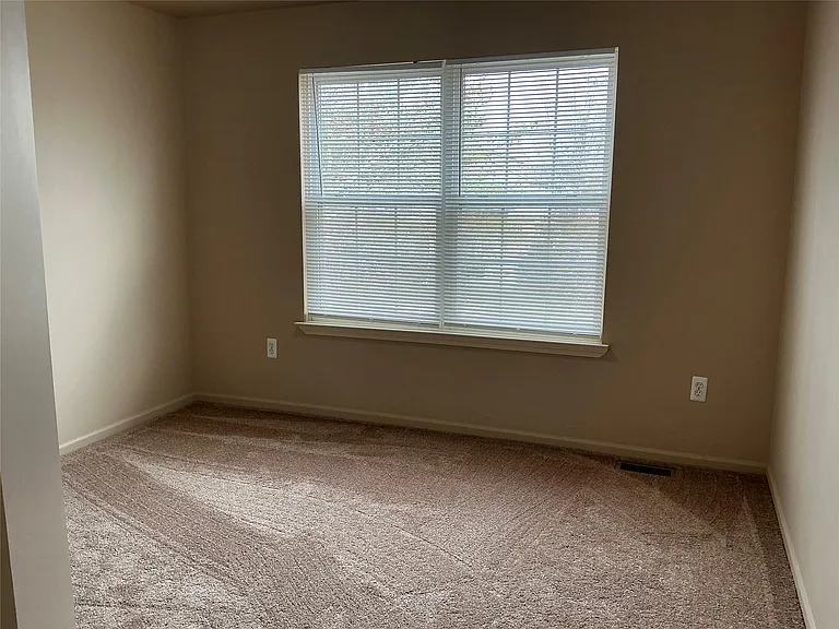 48161 Nottinghill Ln — Photo 42
