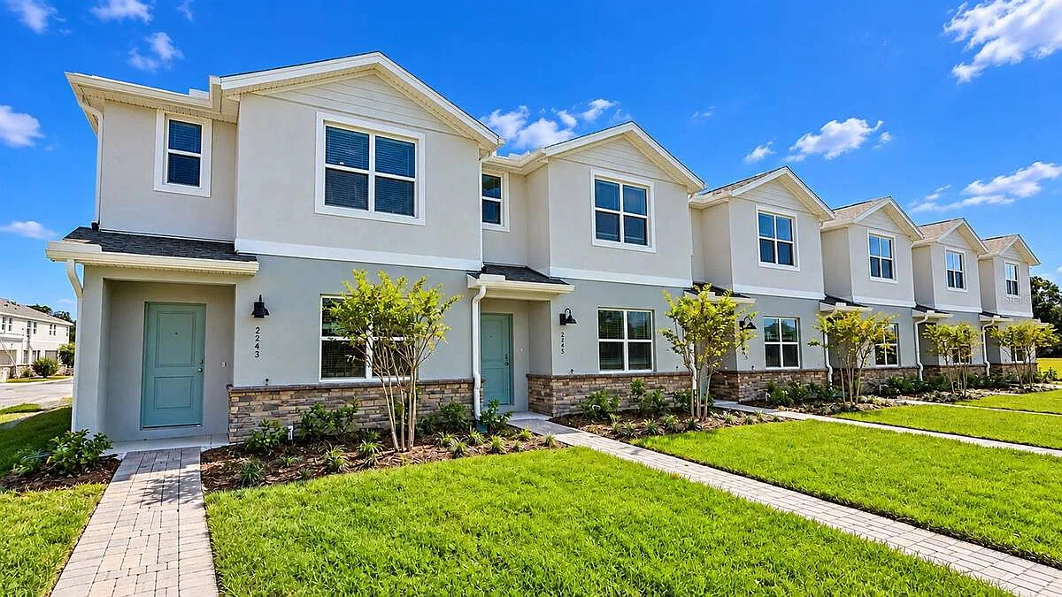 3 bed, 2.5 bath, 1551 sqft, $2,300 — Photo 1