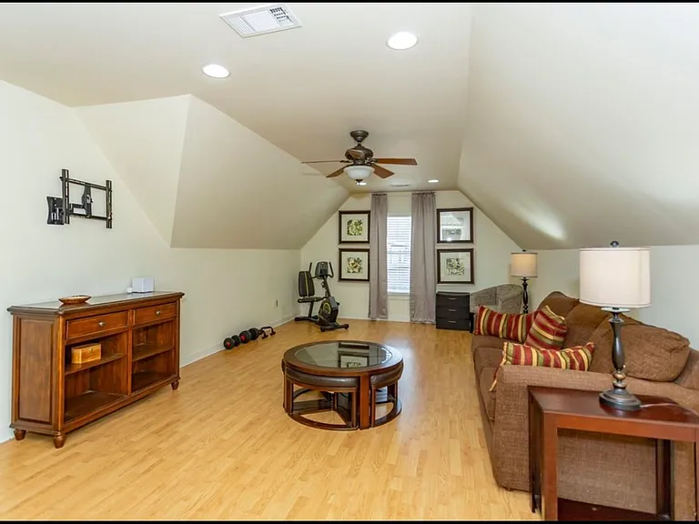 2107 Southbridge Ct — Photo 8