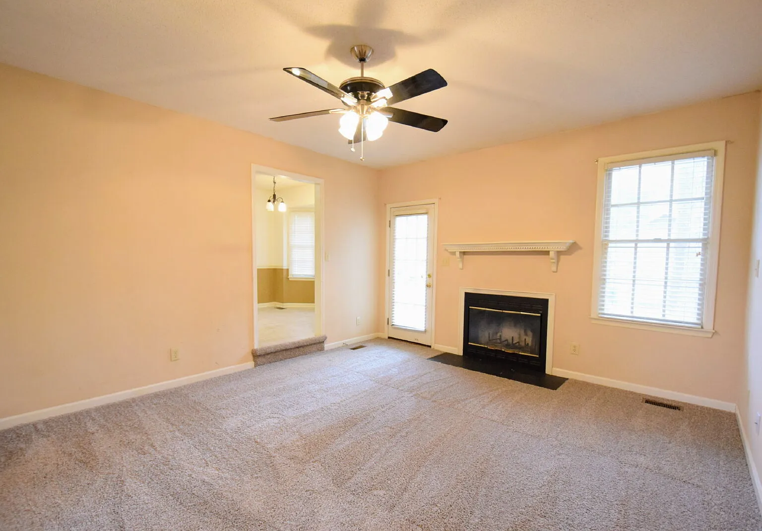 3 bed, 2.0 bath, 1302 sqft, $1,475 — Photo 2