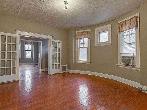 3rd image of 2032 Crown Ave