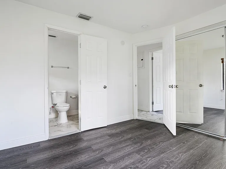233 SW 21st St — Photo 12