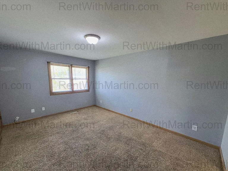 237 Miriam Dr — Photo 2