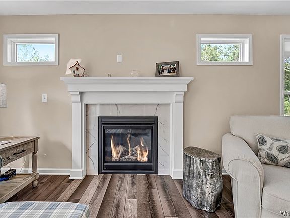 2nd image of 1004 Carriage Ln