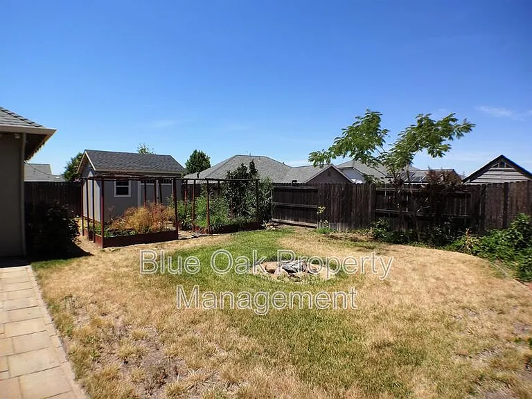 1584 Champlain Way — Photo 14