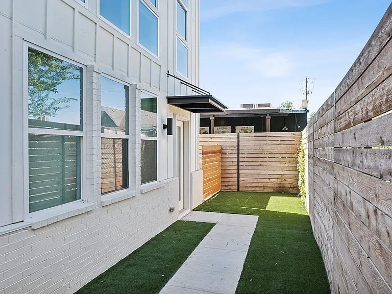 Guest House on Bryan — Photo 23