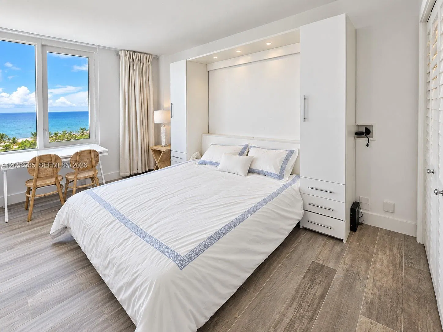 Roney Palace Condo — Photo 4