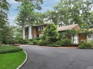 30 Cobblers Ln, Dix Hills, NY 11746
