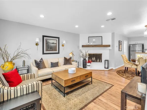 22061 Oxnard St, Woodland Hills, CA 91367