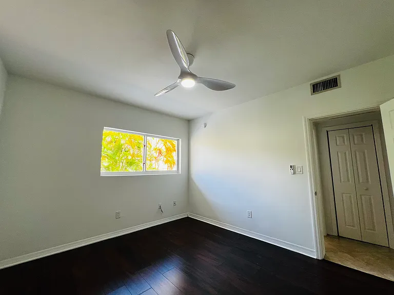 944 Bay Dr #12 — Photo 11