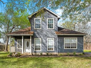 301 Buckeye Trl, La Grange, TX 78945