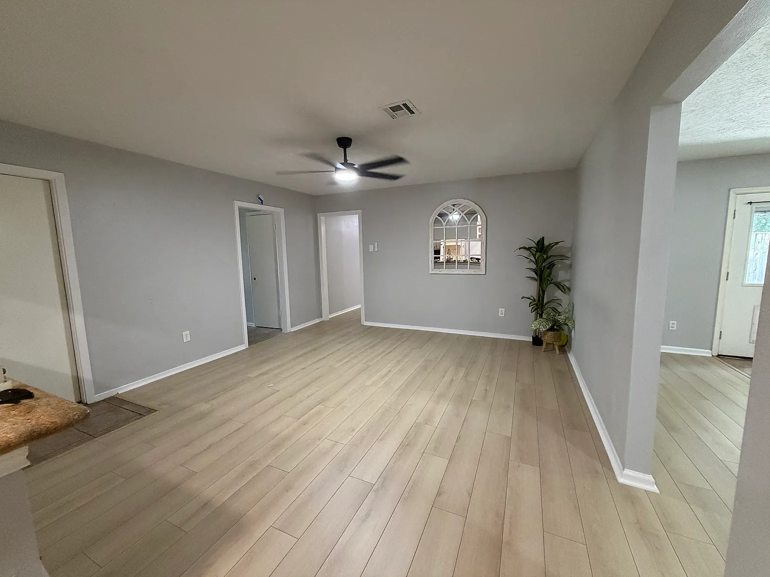3 bed, 1.5 bath, 1832 sqft, $2,250 — Photo 3