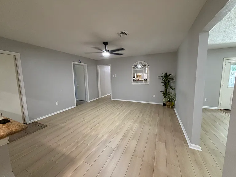 4234 Fleet Ln — Photo 3
