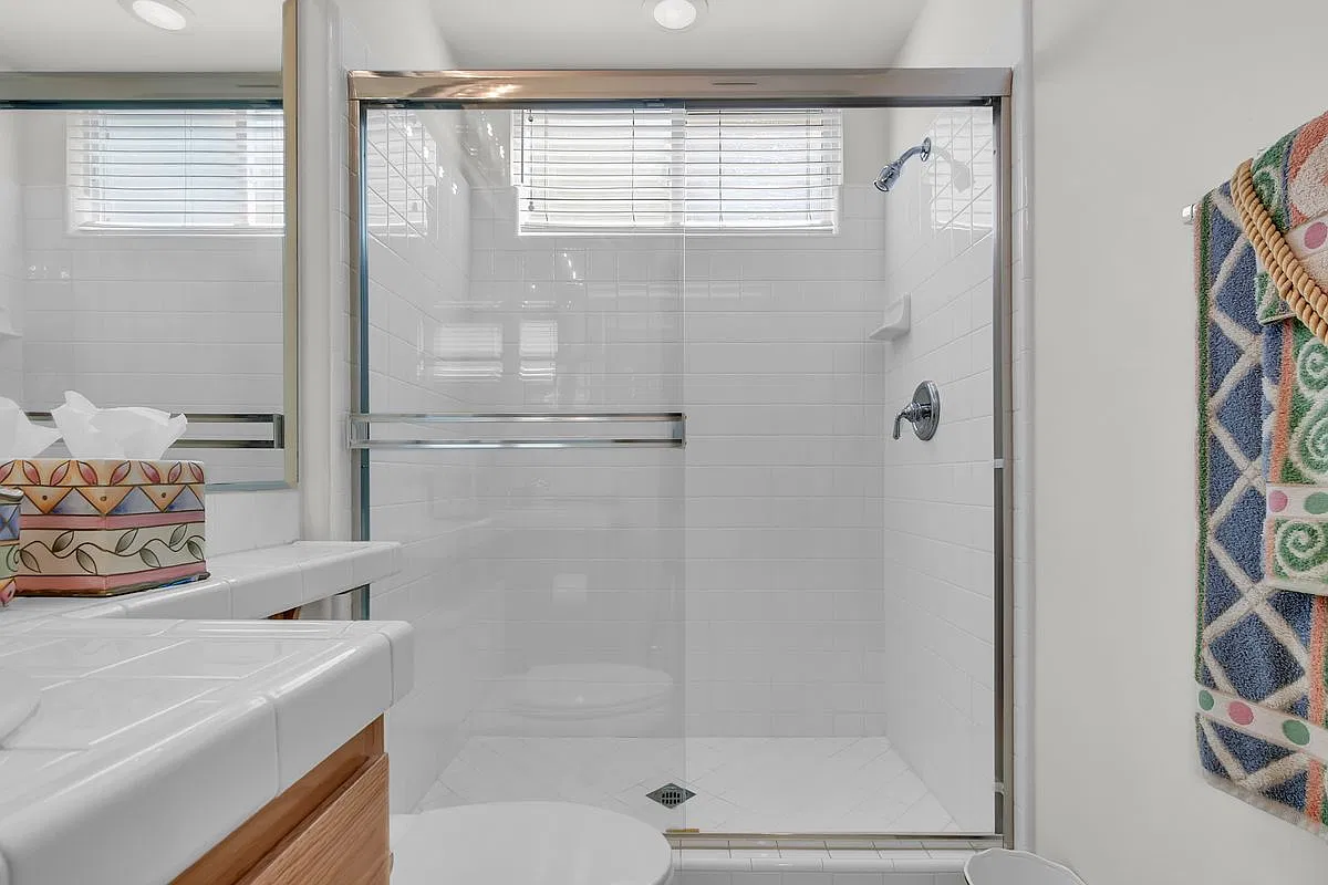 5 bed, 4.0 bath, 2834 sqft, $6,400 — Photo 4