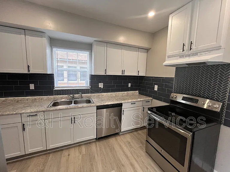 608 N Gray St — Photo 8