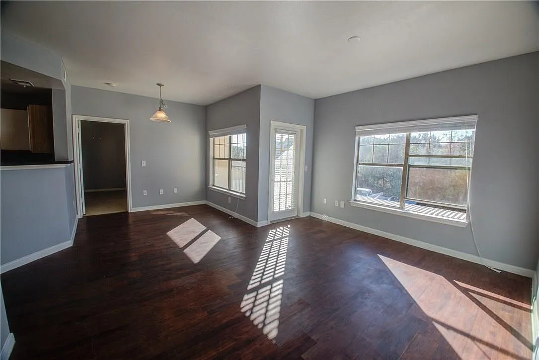 3 bed, 2.0 bath, 1192 sqft, $1,695 — Photo 3