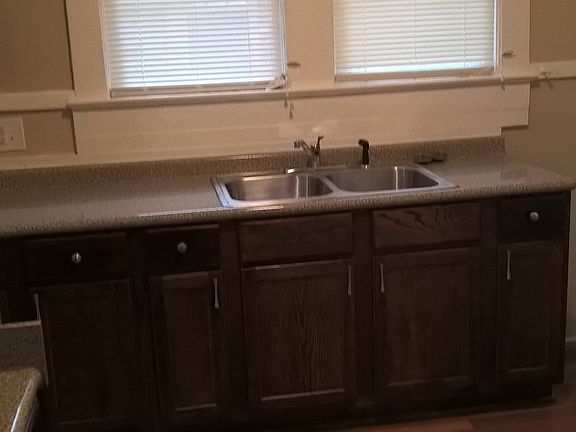 2nd image of 830 Stonewall St