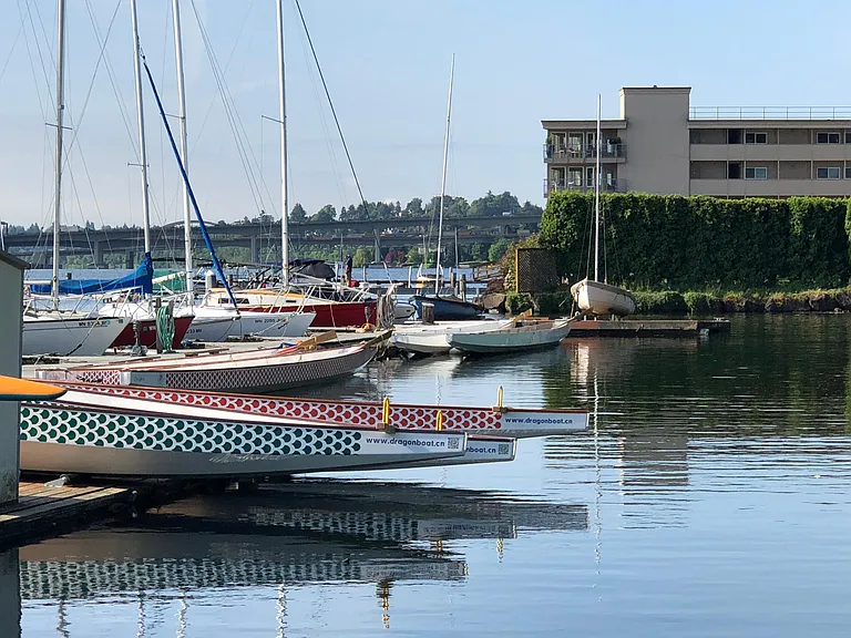 Dragon boat practice on Leschi marina.
