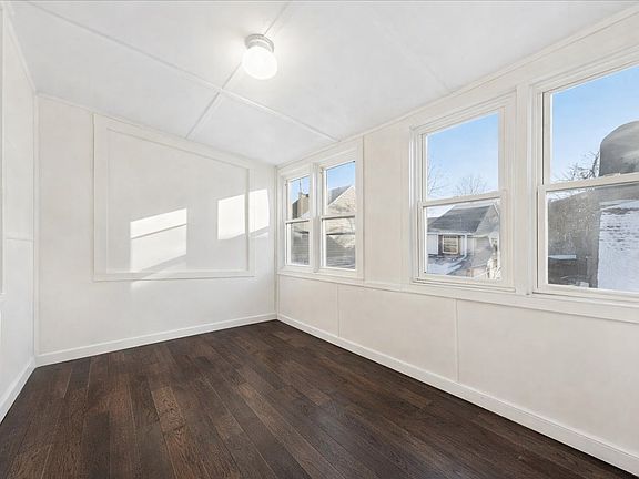 5th image of 2144 W Montrose Ave #2