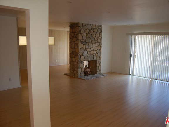 4th image of 2744 S Beverly Dr