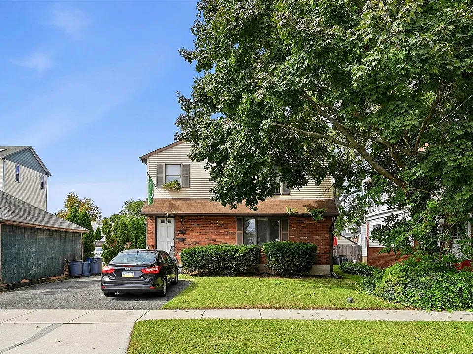 215 Warwick Ave