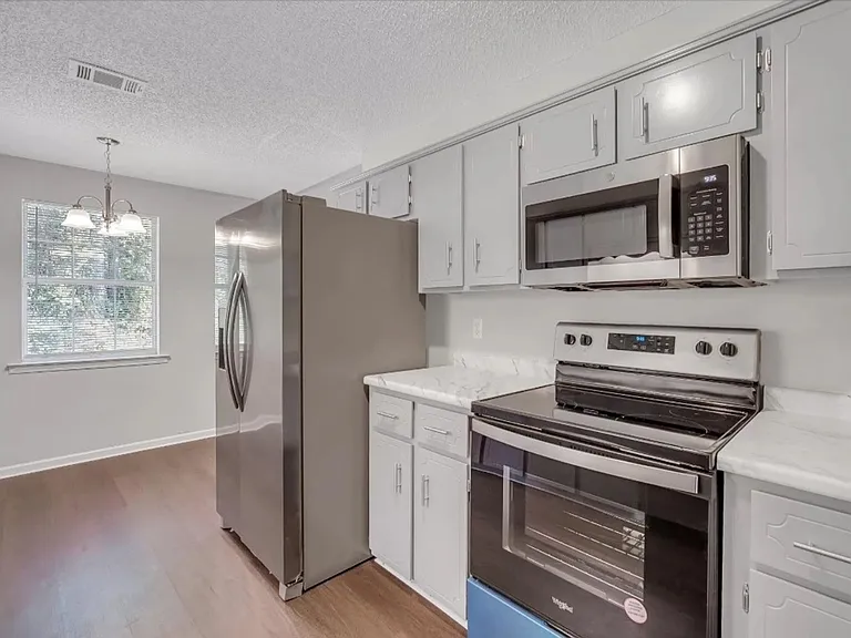 105 NE Shayna Dr — Photo 3
