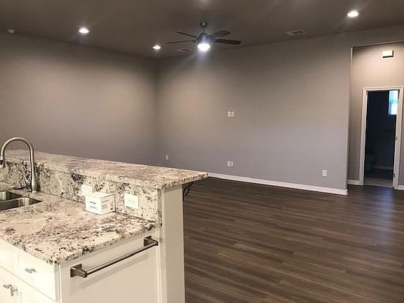 2nd image of 215 S Oak Cliff Blvd