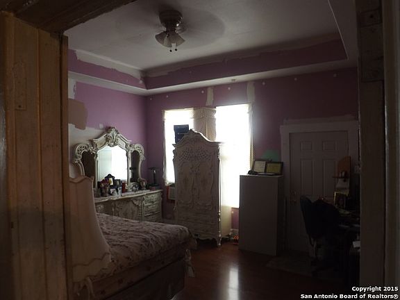 5th image of 1025 W Summit Ave