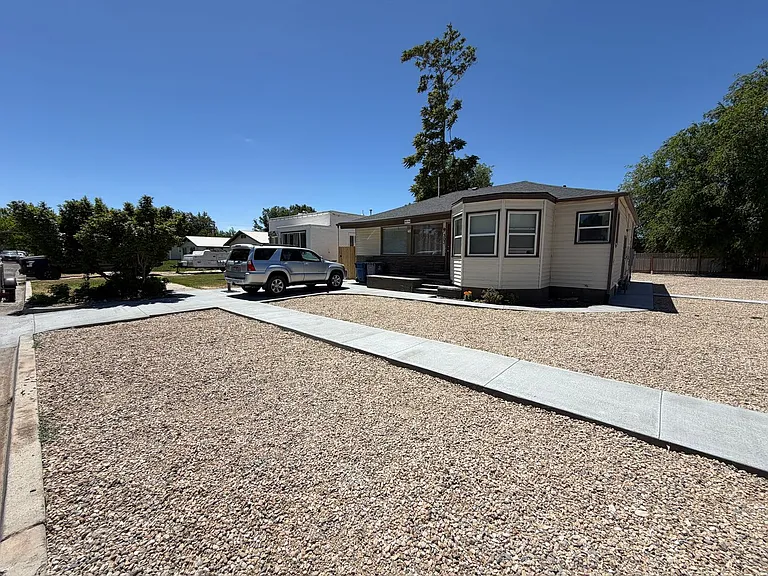 303 S Ivy St — Photo 2