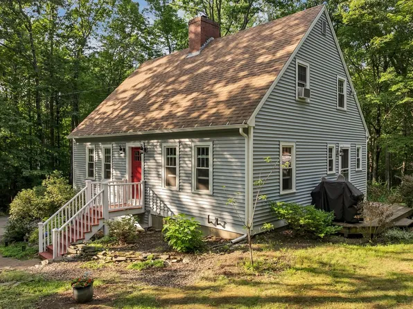 19 Earle Drive, Lee, NH 03861