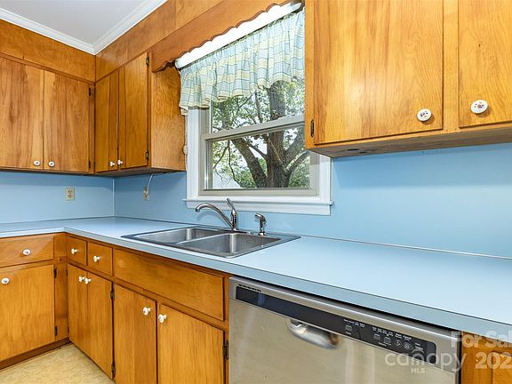 4th image of 754 Cambridge Cir