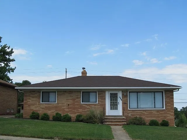 910 Englewood Dr photo 1