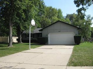 825 Continental Dr, Waterville, OH 43566