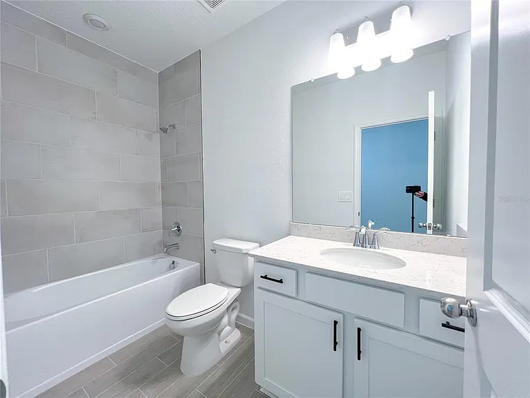 12453 NW 137th Ter — Photo 13